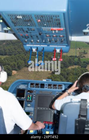 Une vue détaillée depuis le cockpit d'un dirigeable utilitaire Zeppelin NT alors qu'il survole la pittoresque campagne française. La photo montre l'instrumentation avancée et le paysage pittoresque ci-dessous. Banque D'Images