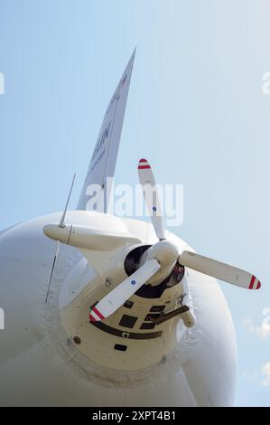 Gros plan de l'agencement de l'hélice arrière sur le dirigeable Zeppelin NT. Ce dirigeable utilitaire est rempli d'hélium et présente l'ingénierie avancée dans l'aviation. Un ciel dégagé en arrière-plan améliore la conception mécanique. Banque D'Images