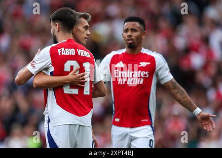 Londres, Royaume-Uni. 07 août 2024. Leandro Trossard d'Arsenal (deuxième à gauche) célèbre avec ses coéquipiers marquant le deuxième but de leur équipe lors du match amical d'avant-saison Arsenal FC contre Bayer 04 Leverkusen à l'Emirates Stadium, Londres, Angleterre, Royaume-Uni le 7 août 2024 Credit : Every second Media/Alamy Live News Banque D'Images