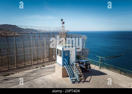 Une clôture métallique de six mètres de haut en quatre rangées, surveillée par des caméras infrarouges, des détecteurs de mouvement et de sons. La clôture est presque insurmontable. Photo prise à Melilla, juin 2012. Banque D'Images