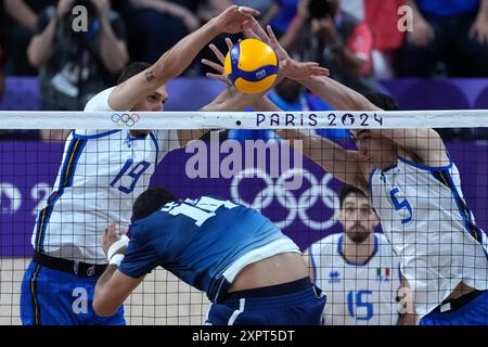 Parigi, Italie. 07 août 2024. Roberto Russo, d’Italie, et Alessandro Michieletto, d’Italie, lors d’un match de demi-finale de volleyball masculin contre l’Italie aux Jeux olympiques d’été de 2024, le mercredi 7 août 2024, à Paris, France. ( Credit : LaPresse/Alamy Live News Banque D'Images