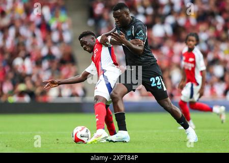 Londres, Royaume-Uni. 07 août 2024. Bukayo Saka d'Arsenal se bat pour le ballon contre Victor Boniface de Bayer Leverkusen lors du match amical de pré-saison Arsenal FC contre Bayer 04 Leverkusen à l'Emirates Stadium, Londres, Angleterre, Royaume-Uni le 7 août 2024 Credit : Every second Media/Alamy Live News Banque D'Images