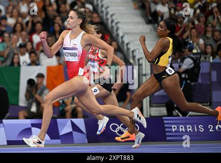 Paris, France. 7 août 2024. Natalia Kaczmarek (avant), polonaise, participe à la demi-finale féminine du 400 m d'athlétisme aux Jeux Olympiques de Paris 2024 à Paris, France, le 7 août 2024. Crédit : Song Yanhua/Xinhua/Alamy Live News Banque D'Images