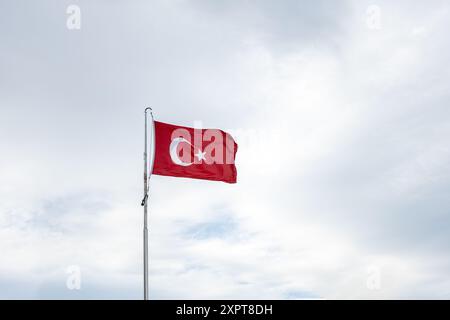 Drapeau national turc suspendu sur un poteau en plein air. Banque D'Images