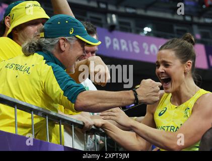 Paris, France. 07 août 2024. L'australienne Nina Kennedy célèbre sa victoire sur la médaille d'or de la finale de la voûte à poteaux féminine lors de la compétition d'athlétisme des Jeux Olympiques de Paris 2024 au stade de France à Paris, France, le mercredi 7 août 2024. Photo de Hugo Philpott/UPI. Crédit : UPI/Alamy Live News Banque D'Images