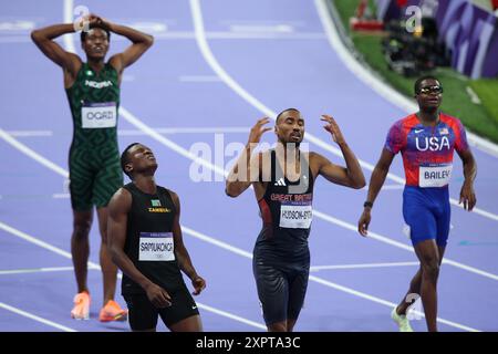 PARIS, FRANCE. 7 août 2024. Le médaillé d’argent Matthew Hudson-Smith de l’équipe Grande-Bretagne et le médaillé de bronze Muzala Samukonga de l’équipe Zambie réagissent après la finale du 400m masculin le jour 12 des Jeux Olympiques de Paris 2024 au stade de France, Paris, France. Crédit : Craig Mercer/Alamy Live News Banque D'Images