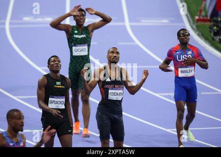 PARIS, FRANCE. 7 août 2024. Le médaillé d’argent Matthew Hudson-Smith de l’équipe Grande-Bretagne et le médaillé de bronze Muzala Samukonga de l’équipe Zambie réagissent après la finale du 400m masculin le jour 12 des Jeux Olympiques de Paris 2024 au stade de France, Paris, France. Crédit : Craig Mercer/Alamy Live News Banque D'Images