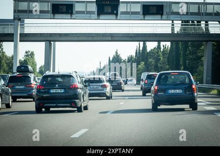 Voitures à une station de péage sur l'autoroute A7, retour des vacances en juillet Banque D'Images