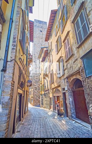 Les hautes maisons en pierre dense et médiévale Gombito via Gombito, Bergame, Italie Banque D'Images