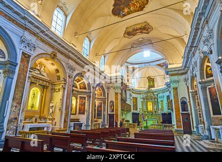 BERGAME, ITALIE - 7 AVRIL 2022 : la salle de prière médiévale de l'église San Pancrazio avec autel sculpté, stuc et décors dorés sur les murs et la voûte, Banque D'Images