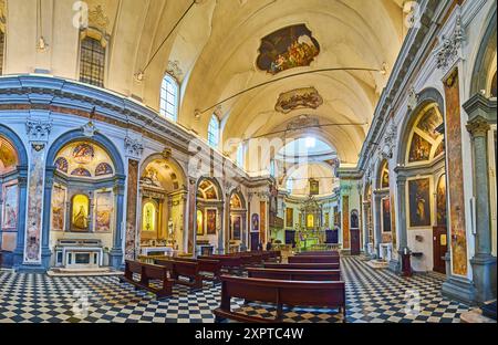 BERGAME, ITALIE - 7 AVRIL 2022 : Panorama de l'intérieur de l'église San Pancrazio avec de belles chapelles, autel principal sculpté, fresques sur la voûte, Bergam Banque D'Images