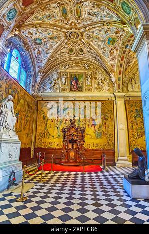 BERGAME, ITALIE - 7 AVRIL 2022 : décorations des murs et de la voûte de la basilique médiévale de Santa Maria Maggiore et de la statue sur la tombe de Gaetano Banque D'Images