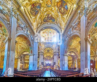 BERGAME, ITALIE - 7 AVRIL 2022 : Panorama de la salle de prière de la Basilique médiévale de Santa Maria Maggiore, décorée de tapisseries, peintures, carvins Banque D'Images