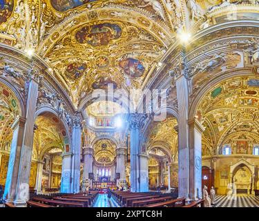 BERGAME, ITALIE - 7 AVRIL 2022 : Panorama de la Basilique médiévale de Santa Maria Maggiore salle de prière, décorée de tapisseries, peintures, sculptures, mou Banque D'Images