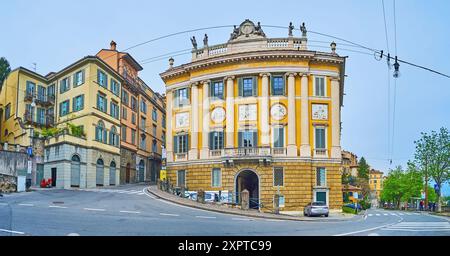 La façade sculptée de l'historique Palazzo Medolago Albani néoclassique, via delle Mura, Citta Alta, Bergame, Italie Banque D'Images