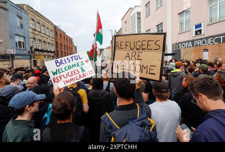 Des milliers de contre-manifestants se sont rassemblés à Bristol. Banque D'Images