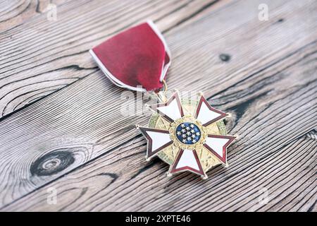 KIEV, UKRAINE - 10 JUILLET 2024 Médaille de la Légion du mérite américaine. Médaille de récompense militaire des États-Unis avec ruban et épingle. Accessoires de théâtre en papier faits à la main en gros plan Banque D'Images