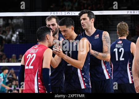 Paris, France. 07 août 2024. DEFALCO Torey ( 11 - USA ) célèbre avec SHOJI Erik ( 22 - USA ), volleyball, demi-finale masculine entre la Pologne et les Etats-Unis lors des Jeux Olympiques de Paris 2024 le 7 août 2024 au South Paris Arena à Paris, France - photo Federico Pestellini/Panoramic/DPPI crédit média: DPPI Media/Alamy Live News Banque D'Images