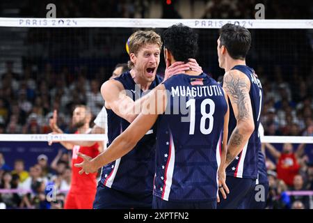 Paris, France. 07 août 2024. HOLT Maxwell ( 12 - Etats-Unis ) et MUAGUTUTIA Garrett ( 18 - Etats-Unis ) célèbrent, volleyball, les demi-finales masculines entre la Pologne et les Etats-Unis lors des Jeux Olympiques de Paris 2024 le 7 août 2024 au South Paris Arena à Paris, France - photo Federico Pestellini/Panoramic/DPPI crédit média: DPPI Media/Alamy Live News Banque D'Images