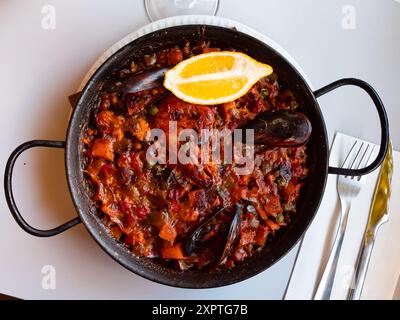 Paella marinera avec crevettes et moules servies sur le frype de fer Banque D'Images