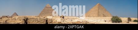 Le grand sphinx de Gizeh sculpté dans la roche calcaire à côté de la pyramide de Kefren au Caire Egypte Banque D'Images