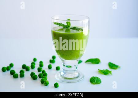 Smoothie vert à base de légumes et de fruits biologiques sur fond blanc Banque D'Images