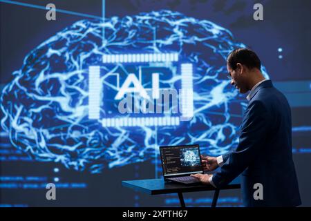 Informaticien analysant des modèles complexes de cerveau IA sur ordinateur portable. Professionnel DE L'INFORMATIQUE utilisant un logiciel d'apprentissage automatique sur un ordinateur portable pour développer une technologie d'intelligence artificielle Banque D'Images