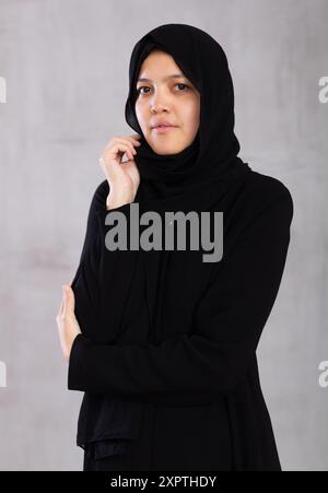 Jeune femme musulmane positive portant un hijab regardant un studio de caméra Banque D'Images