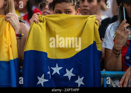 Madrid, Espagne. 07 août 2024. Une femme portant un drapeau vénézuélien réagit lors d'une manifestation. Des centaines de Vénézuéliens vivant à Madrid protestent sur la place Cibeles contre le président Nicolas Maduro et demandent à la communauté internationale de reconnaître le leader de l'opposition Edmundo Gonzalez comme vainqueur des élections au Venezuela. Crédit : Marcos del Mazo/Alamy Live News Banque D'Images