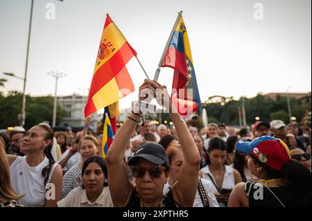 Madrid, Espagne. 07 août 2024. Une femme tient des drapeaux vénézuéliens et espagnols pour protester pendant une manifestation. Des centaines de Vénézuéliens vivant à Madrid protestent sur la place Cibeles contre le président Nicolas Maduro et demandent à la communauté internationale de reconnaître le leader de l'opposition Edmundo Gonzalez comme vainqueur des élections au Venezuela. Crédit : Marcos del Mazo/Alamy Live News Banque D'Images