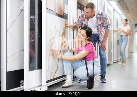 Examinez des échantillons de carreaux sur un présentoir coulissant dans la salle d'exposition Banque D'Images