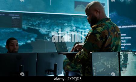 Les spécialistes militaires travaillent dans un centre de poste de commandement de haute technologie, en se concentrant sur la cybersécurité, la surveillance et la protection des données afin d’assurer la sécurité et l’intégrité des informations nationales. Caméra A. Banque D'Images