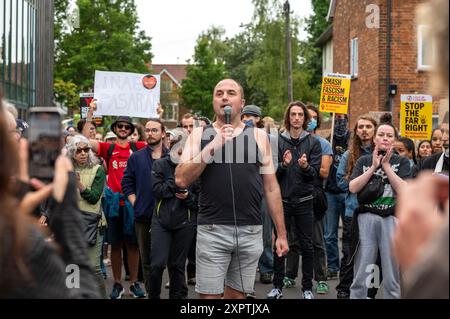 Lord Maire d'Oxford - le conseiller Mike Rowley, s'est adressé aux centaines de manifestants anti-racisme qui se sont rassemblés pour former un bouclier protecteur devant le centre d'accueil d'asile sur Magdalen Road à l'est d'Oxford, portant des pancartes, chantant et chantant en soutien aux réfugiés et aux immigrants face à la rumeur de l'action d'extrême droite mercredi soir. Banque D'Images