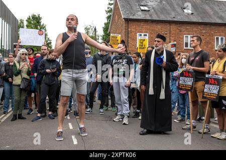 Lord Maire d'Oxford - le conseiller Mike Rowley, s'est adressé aux centaines de manifestants anti-racisme qui se sont rassemblés pour former un bouclier protecteur devant le centre d'accueil d'asile sur Magdalen Road à l'est d'Oxford, portant des pancartes, chantant et chantant en soutien aux réfugiés et aux immigrants face à la rumeur de l'action d'extrême droite mercredi soir. Banque D'Images