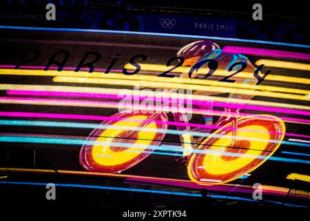Finale olympique de poursuite par équipe masculine de cyclisme sur piste aux Jeux Olympiques de Saint-Quentin-en-Yvelines Vélodrome, Montigny-le-Bretonneux, France, en août Banque D'Images