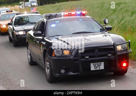 Un convoi de voitures ex-flic américaines apparaît avec des lumières clignotantes à l'événement Cops & Cars à l'automobiliste à Sherburn, North Yorkshire, Royaume-Uni Banque D'Images