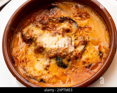 Moussaka grec d'aubergines cuites au four, tomate, viande d'agneau hachée Banque D'Images