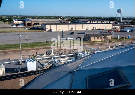 L'oléoduc de la base aérienne d'Altus, Oklahoma, le 2 juillet 2024. Le pipeline nouvellement rouvert a contribué à réduire les heures de personnel et les empreintes carbone en réduisant le nombre de trajets par camion-citerne et les conducteurs devant être escortés sur la base. (Photo de l'US Air Force par Airman 1st Class Heidi Bucins) Banque D'Images