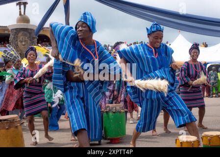 Un groupe de musique et de danse divertit l'Ogoga d'Ikere et ses invités pendant le festival annuel dynamique d'Odun Oba dans le Royaume d'Ikere, État d'Ekiti, Nigeria, 2024 Banque D'Images