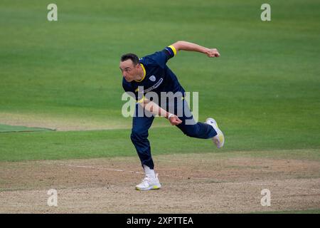 Southampton, Royaume-Uni. 07 août 2024. Kyle Abbott du Hampshire Bowling lors du match de la Metro Bank One Day Cup entre le Hampshire et le Derbyshire au Utilita Bowl. Crédit : Dave Vokes/Alamy Live News Banque D'Images