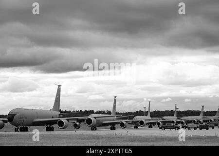 Six avions KC-135 « Statotanker » se sont rendus sur la piste lors de l’exécution d’un plan de repositionnement des avions d’alerte (AARP), à l’appui de l’exercice Steel Forge, le 9 juin 2024, près de Pittsburgh, en Pennsylvanie. La photo a été modifiée pour supprimer toutes les couleurs et ne laisser qu'une image en noir et blanc. (Illustration de la Garde nationale aérienne américaine par Mr. William Shapiro) Banque D'Images