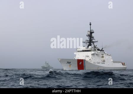 Le coureur de la Garde côtière américaine Kimball (WMSL 756) effectue un exercice de passage avec le navire de la Marine royale canadienne NCSM Regina pendant que Kimball patrouille dans la mer de Béring, le 18 juillet 2024. Au cours de la patrouille de 122 jours de Kimball, l’équipage a également interagi avec des partenaires stratégiques à Victoria, au Canada, renforçant les relations en se concentrant sur les intérêts communs dans la mer de Béring et la région arctique en expansion. Photo de la Garde côtière américaine par l'enseigne James Bongard. Banque D'Images