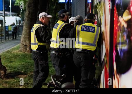 Les manifestations contre l'immigration se poursuivent autour du rassemblement des manifestants britanniques pour une contre-manifestation contre une manifestation contre l'immigration organisée par des militants d'extrême droite à Walthamstow, Londres, Grande-Bretagne, le 7 août 2024. Des milliers de manifestants anti-racisme sont descendus mercredi dans les rues de plusieurs villes anglaises pour s’opposer aux violentes manifestations d’extrême droite qui ont envahi le pays ces derniers jours. Londres Royaume-Uni Copyright : xMaciekxMusialekx MMK 8069 Banque D'Images