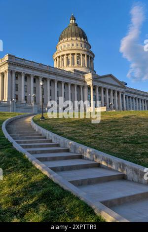 Utah State Capitol Hill - Une vue verticale et grand angle d'un escalier en béton escarpé menant au bâtiment du Capitole de l'État de l'Utah, Salt Lake City. Banque D'Images