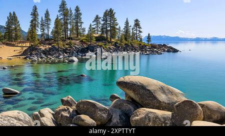 Sand Harbor - Une vue panoramique sur une crique rocheuse colorée à Sand Harbor par un jour de printemps ensoleillé et calme. Lac Tahoe, Californie-Nevada, États-Unis. Banque D'Images