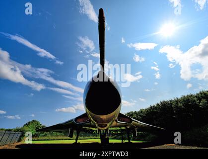 NESLAM Aero Museum Sunderland statique Avro Vulcan B2 atteignant les nuages contre le ciel bleu et le nuage blanc Banque D'Images