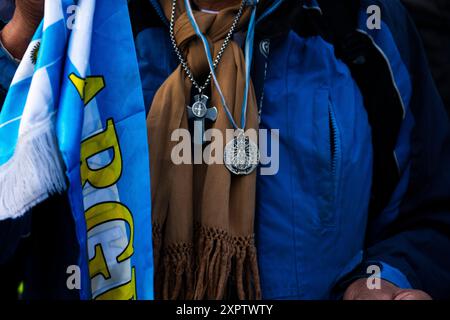 Buenos Aires, Argentine. 07 août 2024. Un paroissien montre sa chaîne avec la statue de Saint Cayetano, saint patron du pain et du travail. Comme chaque 7 août, la Saint Cayetano Day est célébrée. Sous la devise « Saint Cayetano ami du peuple, donnez-nous un cœur de solidarité », le sanctuaire situé dans le quartier de Buenos Aires à Liniers, se prépare à recevoir des milliers de fidèles, qui viennent le remercier et lui demander du pain, de la paix et du travail. Crédit : SOPA images Limited/Alamy Live News Banque D'Images