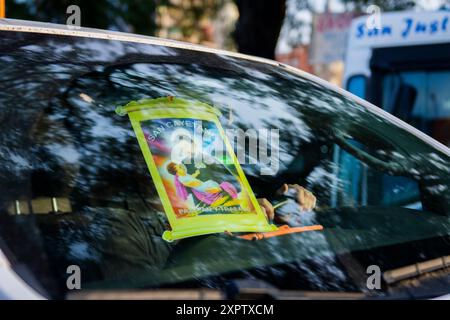 Buenos Aires, Argentine. 07 août 2024. Timbre de San Cayetano est placé sur la vitre avant d'un véhicule. Comme chaque 7 août, la Saint Cayetano Day est célébrée. Sous la devise « Saint Cayetano ami du peuple, donnez-nous un cœur de solidarité », le sanctuaire situé dans le quartier de Buenos Aires à Liniers, se prépare à recevoir des milliers de fidèles, qui viennent le remercier et lui demander du pain, de la paix et du travail. (Photo de Nehuen Rovediello/SOPA images/SIPA USA) crédit : SIPA USA/Alamy Live News Banque D'Images