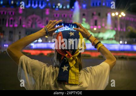 Madrid, Espagne. 07 août, 2024.ce soir, le conseil municipal de Madrid a illuminé la fontaine de la Plaza de Cibeles et la façade du Palacio de Cibeles en hommage au peuple vénézuélien. Crédit : D. Canales Carvajal/Alamy Live News Banque D'Images