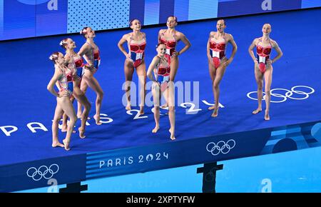 Saint Denis. 7 août 2024. Team France concourt lors de la routine acrobatique par équipe de natation artistique aux Jeux Olympiques de Paris 2024 à Saint-Denis, France, le 7 août 2024. Crédit : Xia Yifang/Xinhua/Alamy Live News Banque D'Images